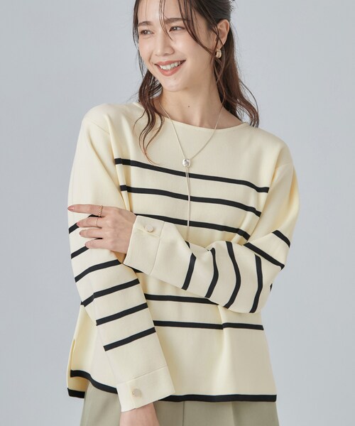 SHOO・LA・RUE（シューラルー）の「【洗濯機可/S-LL】抜け感ある着こなしに 金ボタン付き スポンディッシュ クルーネックニット（ニット/セーター・レディース・ネイビー/ブラック系2/オフホワイト/レッド系1/アイボリー系2・01/04/03/02）」の3枚目の写真
