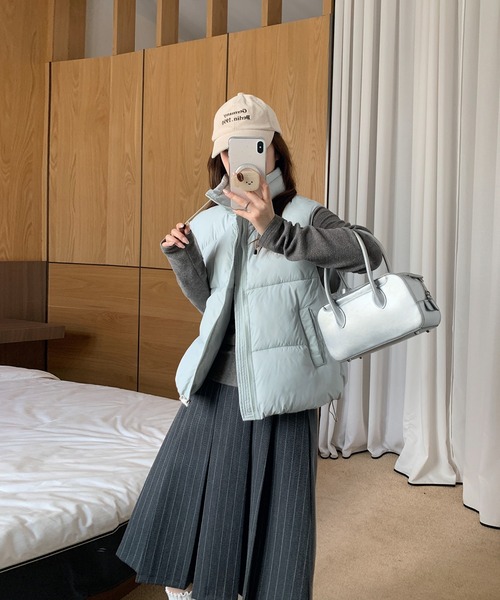 LUCPY(ラクピー)の「スタンドカラー 中綿ダウンベスト(ベスト・レディース・ホワイト/ブラック/ネイビー/グレー・MEDIUM/LARGE/X-LARGE/XX-LARGE)」の3枚目の写真