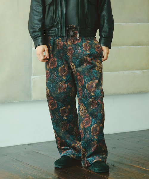 JOURNAL STANDARD(ジャーナルスタンダード)の「バイアスカット フラワー オーバー パンツ(スラックス・メンズ・ネイビー/グリーン・SMALL/MEDIUM/LARGE)」の1枚目の写真