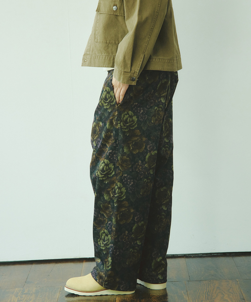 JOURNAL STANDARD(ジャーナルスタンダード)の「バイアスカット フラワー オーバー パンツ(スラックス・メンズ・ネイビー/グリーン・SMALL/MEDIUM/LARGE)」の6枚目の写真