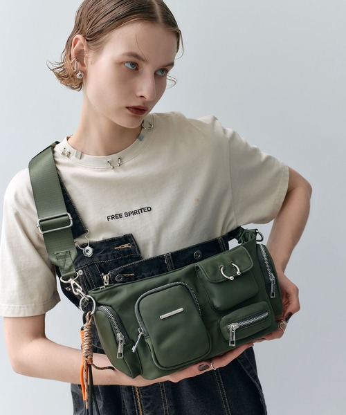 ELLEgirl(エルガール)の「ピアス付きアウトポケットショルダーバッグ(ショルダーバッグ・レディース・ブラック/カーキ・FREE)」の2枚目の写真
