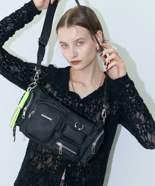 ELLEgirl(エルガール)の「ピアス付きアウトポケットショルダーバッグ(ショルダーバッグ・レディース・ブラック/カーキ・FREE)」の1枚目の写真