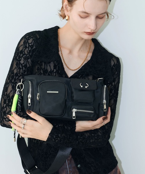 ELLEgirl(エルガール)の「ピアス付きアウトポケットショルダーバッグ(ショルダーバッグ・レディース・ブラック/カーキ・FREE)」の17枚目の写真