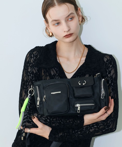ELLEgirl(エルガール)の「ピアス付きアウトポケットショルダーバッグ(ショルダーバッグ・レディース・ブラック/カーキ・FREE)」の18枚目の写真