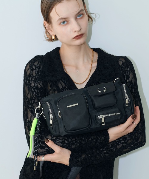 ELLEgirl(エルガール)の「ピアス付きアウトポケットショルダーバッグ(ショルダーバッグ・レディース・ブラック/カーキ・FREE)」の19枚目の写真