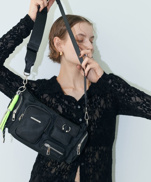 ELLEgirl(エルガール)の「ピアス付きアウトポケットショルダーバッグ(ショルダーバッグ・レディース・ブラック/カーキ・FREE)」の15枚目の写真