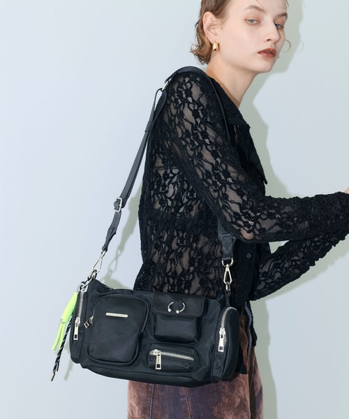 ELLEgirl(エルガール)の「ピアス付きアウトポケットショルダーバッグ(ショルダーバッグ・レディース・ブラック/カーキ・FREE)」の12枚目の写真