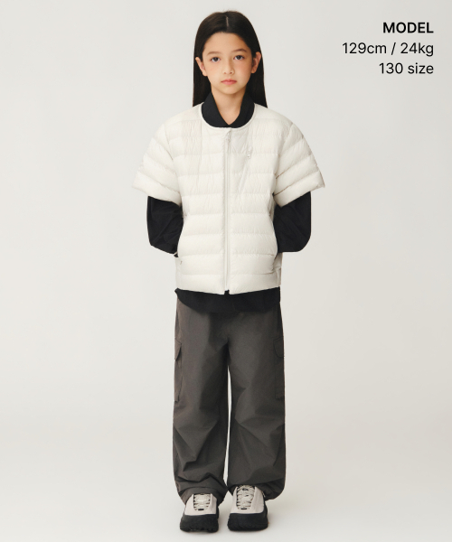 MUSINSA STANDARD KIDS（ムシンサスタンダードキッズ）の「[シティレジャー] ラウンドネック 半袖 ライトダウンジャケット [ストーンホワイト]（ブルゾン・レディース・その他・120/130/140/150/160）」の2枚目の写真