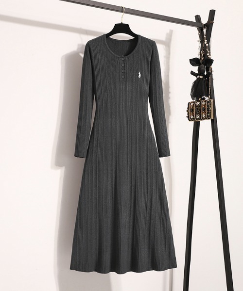 AMAJI（アマジ）の「ウエストマーク Aライン ミモレ丈 ニットワンピース（ワンピース・レディース・ブラック/グレー・MEDIUM/LARGE/X-LARGE）」の2枚目の写真