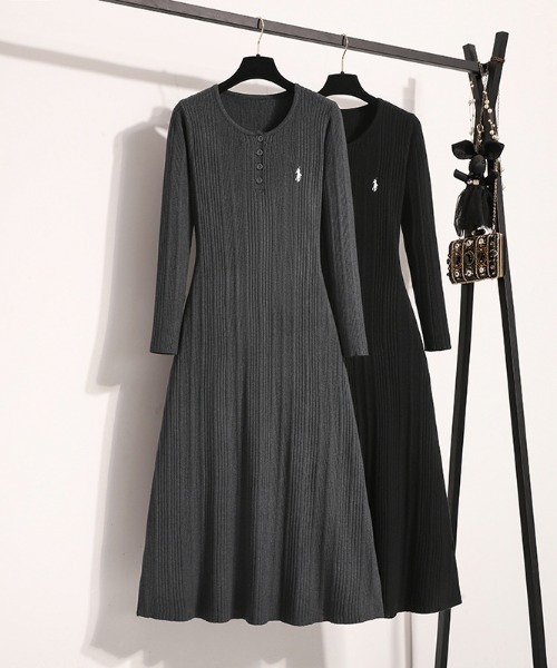 AMAJI（アマジ）の「ウエストマーク Aライン ミモレ丈 ニットワンピース（ワンピース・レディース・ブラック/グレー・MEDIUM/LARGE/X-LARGE）」の4枚目の写真