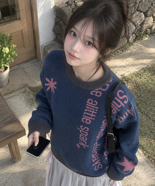 MOZMOZ(モズモズ)の「バーティカルレタリング配色ジャカードニット ネイビー(ニット/セーター・レディース・ネイビー・3/LARGE/X-LARGE)」の3枚目の写真