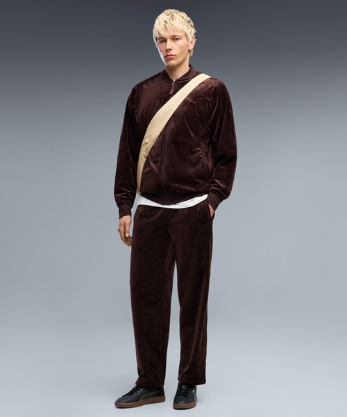 PUMA(プーマ)の「PUMA プーマ メンズ ESS エレベーテッド リラックスド ベロア トラックパン(その他パンツ・メンズ・ネイビー/ダークブラウン系/ブラック×レッド・X-LARGE/XX-LARGE/LARGE/MEDIUM/SMALL)」の1枚目の写真