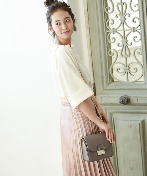 marjour（マージュール）の「ECO LEATHER POCHETTE（ショルダーバッグ・レディース・グレー/ホワイト/ピンク/キャメル/ワイン・ﾌﾘ-）」の3枚目の写真