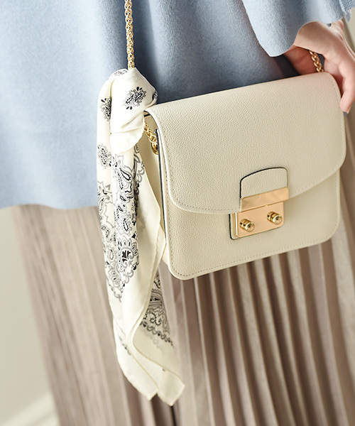 marjour（マージュール）の「ECO LEATHER POCHETTE（ショルダーバッグ・レディース・グレー/ホワイト/ピンク/キャメル/ワイン・ﾌﾘ-）」の2枚目の写真