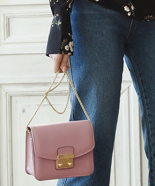 marjour（マージュール）の「ECO LEATHER POCHETTE（ショルダーバッグ・レディース・グレー/ホワイト/ピンク/キャメル/ワイン・ﾌﾘ-）」の4枚目の写真