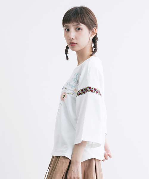 MERLOT（メルロー）の「刺繍クロップドトップス1167（Tシャツ/カットソー・レディース・ブラック/オフホワイト/ブラウン/ピンク・FREE）」の2枚目の写真
