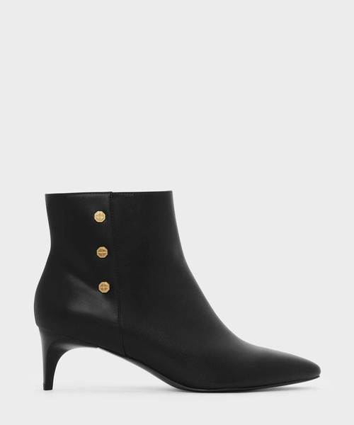 CHARLES & KEITH(チャールズ & キース)の「スクリュースタッズディーテルアンクルブーツ / SCREW STUD DETAIL ANKLE BOOTS(ブーツ・レディース・ホワイト/ブラック/ブラウン・23cm/23.5cm/24.5cm/22.5cm/25cm/25.5cm)」の2枚目の写真