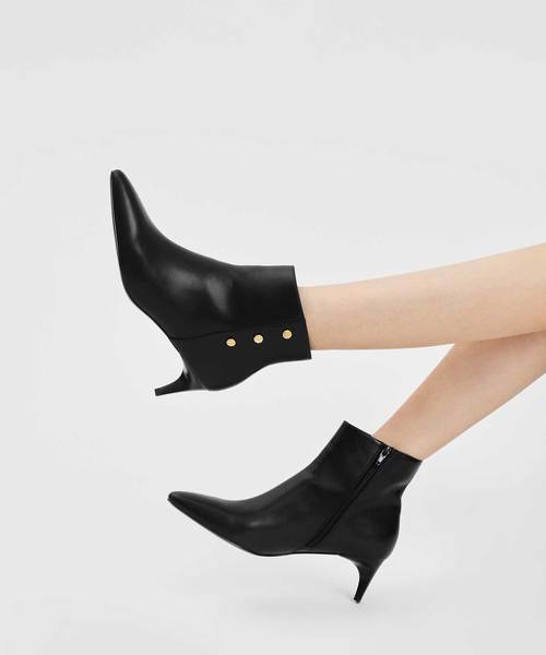 CHARLES & KEITH(チャールズ & キース)の「スクリュースタッズディーテルアンクルブーツ / SCREW STUD DETAIL ANKLE BOOTS(ブーツ・レディース・ホワイト/ブラック/ブラウン・23cm/23.5cm/24.5cm/22.5cm/25cm/25.5cm)」の4枚目の写真