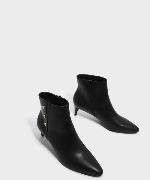 CHARLES & KEITH(チャールズ & キース)の「スクリュースタッズディーテルアンクルブーツ / SCREW STUD DETAIL ANKLE BOOTS(ブーツ・レディース・ホワイト/ブラック/ブラウン・23cm/23.5cm/24.5cm/22.5cm/25cm/25.5cm)」の5枚目の写真