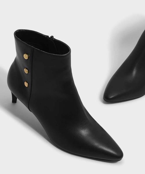 CHARLES & KEITH(チャールズ & キース)の「スクリュースタッズディーテルアンクルブーツ / SCREW STUD DETAIL ANKLE BOOTS(ブーツ・レディース・ホワイト/ブラック/ブラウン・23cm/23.5cm/24.5cm/22.5cm/25cm/25.5cm)」の7枚目の写真