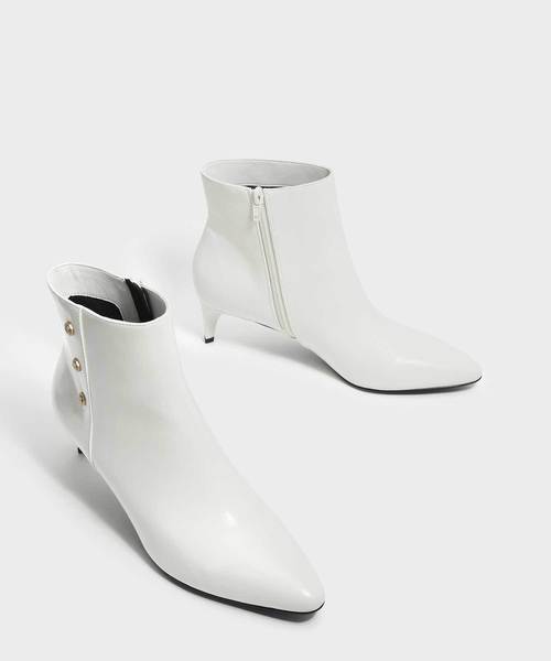 CHARLES & KEITH(チャールズ & キース)の「スクリュースタッズディーテルアンクルブーツ / SCREW STUD DETAIL ANKLE BOOTS(ブーツ・レディース・ホワイト/ブラック/ブラウン・23cm/23.5cm/24.5cm/22.5cm/25cm/25.5cm)」の11枚目の写真