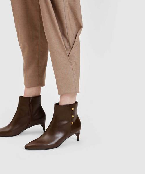 CHARLES & KEITH(チャールズ & キース)の「スクリュースタッズディーテルアンクルブーツ / SCREW STUD DETAIL ANKLE BOOTS(ブーツ・レディース・ホワイト/ブラック/ブラウン・23cm/23.5cm/24.5cm/22.5cm/25cm/25.5cm)」の16枚目の写真