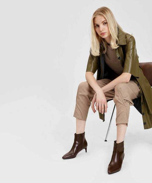 CHARLES & KEITH(チャールズ & キース)の「スクリュースタッズディーテルアンクルブーツ / SCREW STUD DETAIL ANKLE BOOTS(ブーツ・レディース・ホワイト/ブラック/ブラウン・23cm/23.5cm/24.5cm/22.5cm/25cm/25.5cm)」の21枚目の写真
