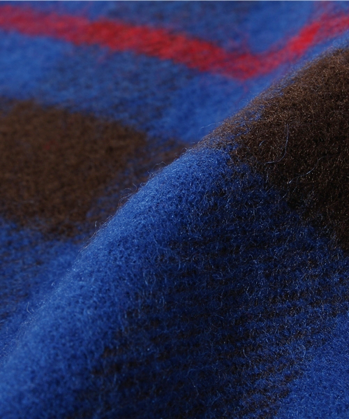 SHIPS for women(シップスフォーウィメン)の「TRADITIONAL WEATHERWEAR:ブランケット マフラー(ストール/ショール・レディース・ブラック/イエロー/ブルー・ONE SIZE)」の6枚目の写真