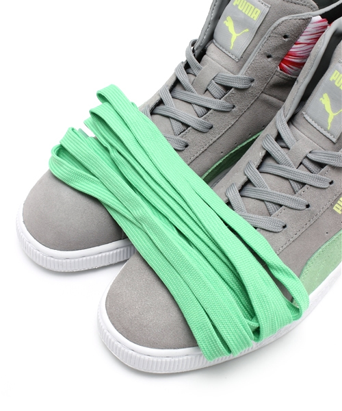 PUMA（プーマ）の「スウェードミッドクラシック＋トロピカリア (UNISEX) - Sport Classics - SUEDE（スニーカー・メンズ・ブラック/グレー・23cm/27.5cm/28cm/24.5cm/27cm/29cm/28.5cm/22.5cm/31cm/23.5cm/26.5cm/30cm/24cm/25.5cm/25cm/26cm）」の3枚目の写真