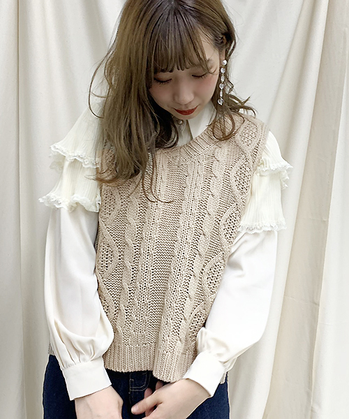 apres jour(アプレジュール)の「手編み風ケーブルニットベスト【ZOZOTOWN限定アイテム】(ニット/セーター・レディース・カーキ/モカ/オレンジ系その他/ライトベージュ/スモークピンク・フリー)」の3枚目の写真