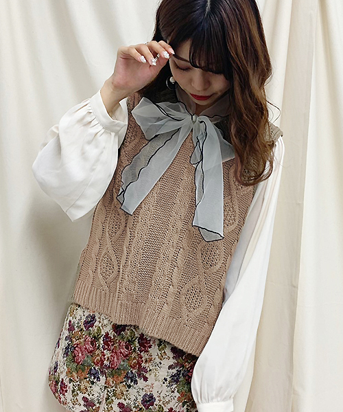 apres jour(アプレジュール)の「手編み風ケーブルニットベスト【ZOZOTOWN限定アイテム】(ニット/セーター・レディース・カーキ/モカ/オレンジ系その他/ライトベージュ/スモークピンク・フリー)」の2枚目の写真