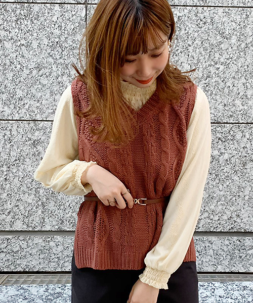 apres jour(アプレジュール)の「手編み風ケーブルニットベスト【ZOZOTOWN限定アイテム】(ニット/セーター・レディース・カーキ/モカ/オレンジ系その他/ライトベージュ/スモークピンク・フリー)」の9枚目の写真