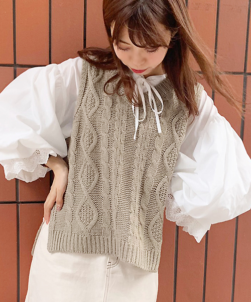 apres jour(アプレジュール)の「手編み風ケーブルニットベスト【ZOZOTOWN限定アイテム】(ニット/セーター・レディース・カーキ/モカ/オレンジ系その他/ライトベージュ/スモークピンク・フリー)」の11枚目の写真