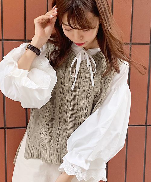 apres jour(アプレジュール)の「手編み風ケーブルニットベスト【ZOZOTOWN限定アイテム】(ニット/セーター・レディース・カーキ/モカ/オレンジ系その他/ライトベージュ/スモークピンク・フリー)」の12枚目の写真