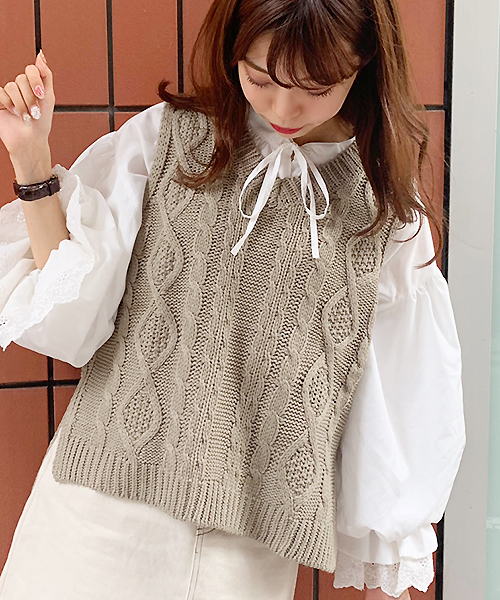 apres jour(アプレジュール)の「手編み風ケーブルニットベスト【ZOZOTOWN限定アイテム】(ニット/セーター・レディース・カーキ/モカ/オレンジ系その他/ライトベージュ/スモークピンク・フリー)」の13枚目の写真