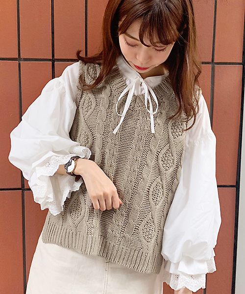 apres jour(アプレジュール)の「手編み風ケーブルニットベスト【ZOZOTOWN限定アイテム】(ニット/セーター・レディース・カーキ/モカ/オレンジ系その他/ライトベージュ/スモークピンク・フリー)」の14枚目の写真