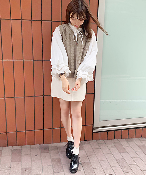 apres jour(アプレジュール)の「手編み風ケーブルニットベスト【ZOZOTOWN限定アイテム】(ニット/セーター・レディース・カーキ/モカ/オレンジ系その他/ライトベージュ/スモークピンク・フリー)」の16枚目の写真