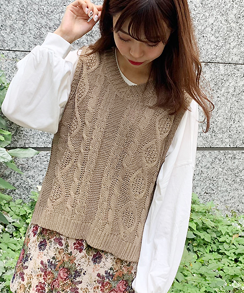 apres jour(アプレジュール)の「手編み風ケーブルニットベスト【ZOZOTOWN限定アイテム】(ニット/セーター・レディース・カーキ/モカ/オレンジ系その他/ライトベージュ/スモークピンク・フリー)」の17枚目の写真