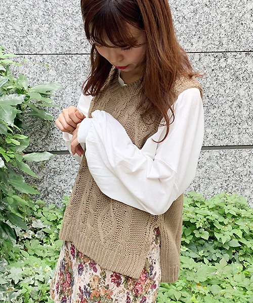 apres jour(アプレジュール)の「手編み風ケーブルニットベスト【ZOZOTOWN限定アイテム】(ニット/セーター・レディース・カーキ/モカ/オレンジ系その他/ライトベージュ/スモークピンク・フリー)」の18枚目の写真