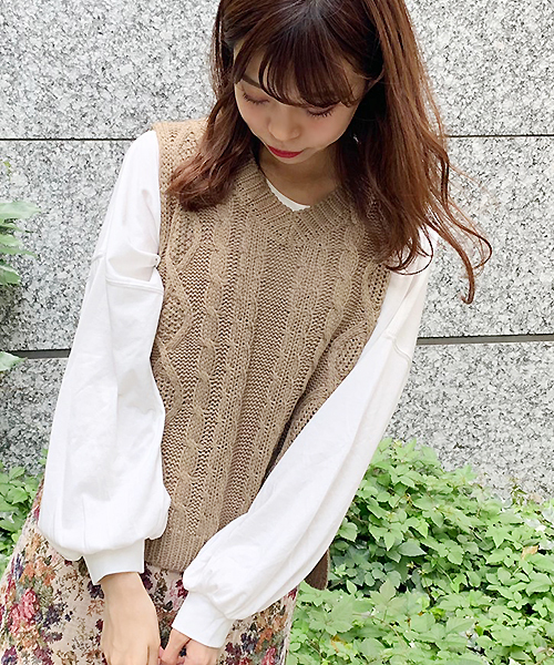 apres jour(アプレジュール)の「手編み風ケーブルニットベスト【ZOZOTOWN限定アイテム】(ニット/セーター・レディース・カーキ/モカ/オレンジ系その他/ライトベージュ/スモークピンク・フリー)」の19枚目の写真