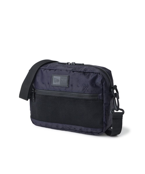 NEW ERA（ニューエラ）の「ニューエラ ショルダーポーチ ラージ 2L NEW ERA（ショルダーバッグ・メンズ・ブラック×イエロー/ダークグレー/ブラック/タイガーカモ/ブラック×ホワイト/ベージュ/ブルー系その他/ブラック系その他/レッド/カーキ/ピンク/ブラック系その他2/パープル/ブルー系その他2/ブラック系その他4/オリーブ/ブラック系その他5/ベージュ系その他/ストーン/ブラック系その他6/ブラック系その他7/ネイビー・FREE）」の16枚目の写真