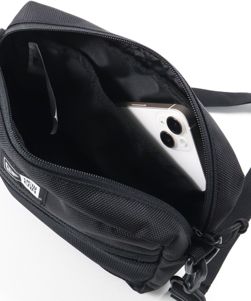 NEW ERA（ニューエラ）の「ニューエラ ショルダーポーチ ラージ 2L NEW ERA（ショルダーバッグ・メンズ・ブラック×イエロー/ダークグレー/ブラック/タイガーカモ/ブラック×ホワイト/ベージュ/ブルー系その他/ブラック系その他/レッド/カーキ/ピンク/ブラック系その他2/パープル/ブルー系その他2/ブラック系その他4/オリーブ/ブラック系その他5/ベージュ系その他/ストーン/ブラック系その他6・FREE）」の22枚目の写真