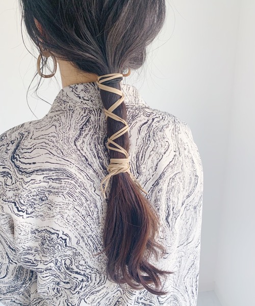 CLEA（クレア）の「スエード 2連 リボン（その他ヘアアクセサリー・レディース・ベージュ/ブラウン/ブラック/カーキ/オリーブ/ライトパープル/グレー/ホワイト・FREE）」の5枚目の写真