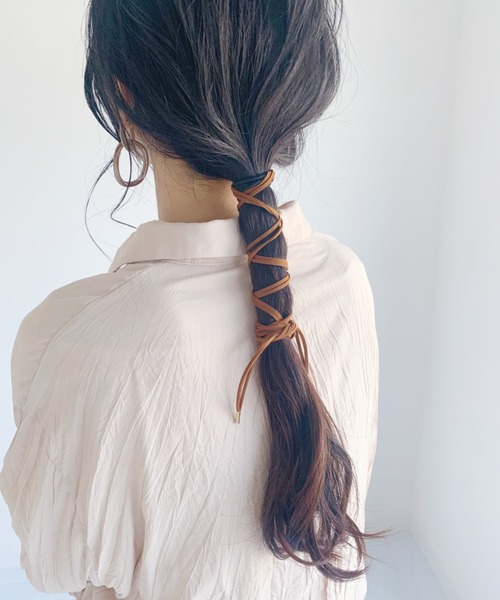 CLEA（クレア）の「スエード 2連 リボン（その他ヘアアクセサリー・レディース・ベージュ/ブラウン/ブラック/カーキ/オリーブ/ライトパープル/グレー/ホワイト・FREE）」の4枚目の写真