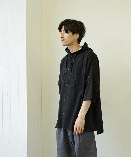 VIBGYOR(ヴィブジョー)の「VIBGYOR Select/薄梨地半袖フードポンチョシャツ(BL)(シャツ/ブラウス・メンズ・ブラック/ミント/ライトベージュ・FREE)」の5枚目の写真