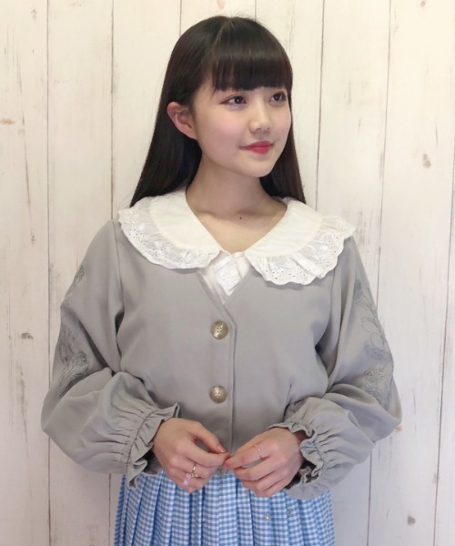 paravion（パラビオン）の「袖刺繍ショートジャケット（ノーカラージャケット・レディース・グレー/ラベンダー/ブルー・ONESIZE）」の2枚目の写真