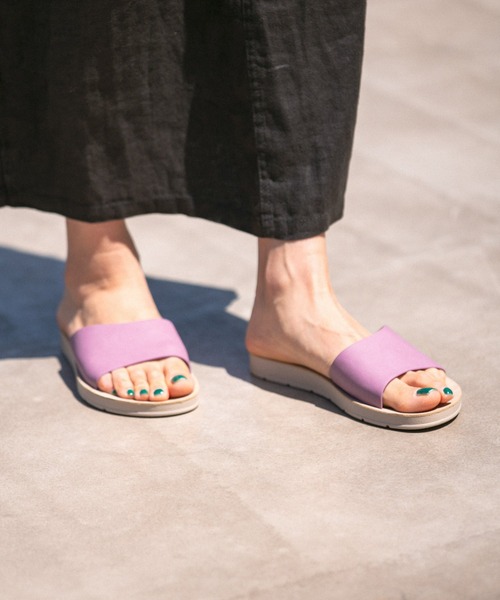 niko and...(ニコアンド)の「オリジナルアシメスライドサンダル(サンダル・レディース・ブラック/イエロー/アイボリー/ラベンダー/その他1/グリーン・SMALL/MEDIUM/LARGE)」の4枚目の写真