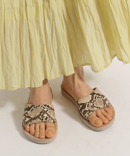 niko and...(ニコアンド)の「オリジナルアシメスライドサンダル(サンダル・レディース・ブラック/イエロー/アイボリー/ラベンダー/その他1/グリーン・SMALL/MEDIUM/LARGE)」の6枚目の写真