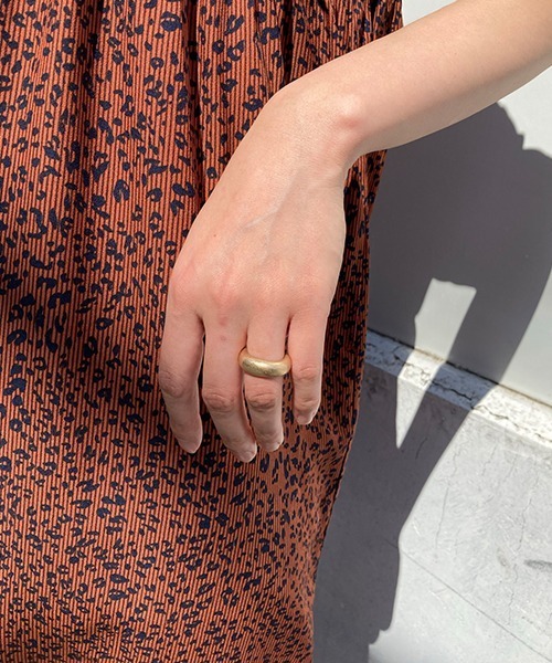 Factor=（ファクターイコール）の「ワイドウェーブリング（リング・レディース・アンティークシルバー/アンティークゴールド・FREE）」の2枚目の写真