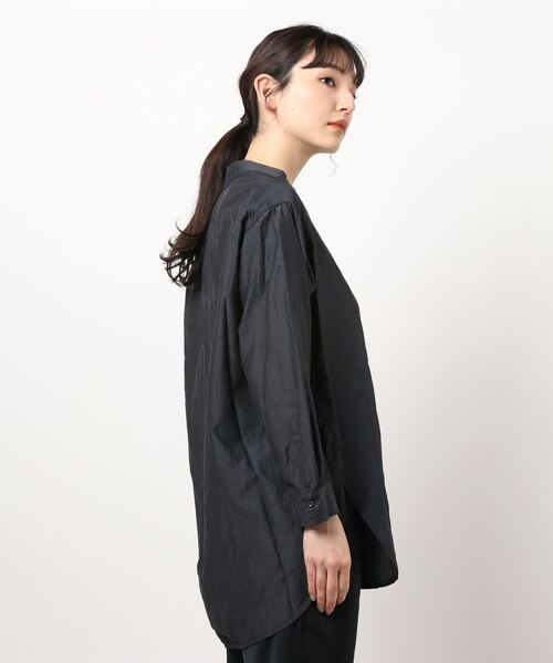 nitca（ニトカ）の「CU/C/LIローン　液流染バンドカラーシャツ（シャツ/ブラウス・レディース・チャコールグレー/ホワイト・FREE）」の3枚目の写真